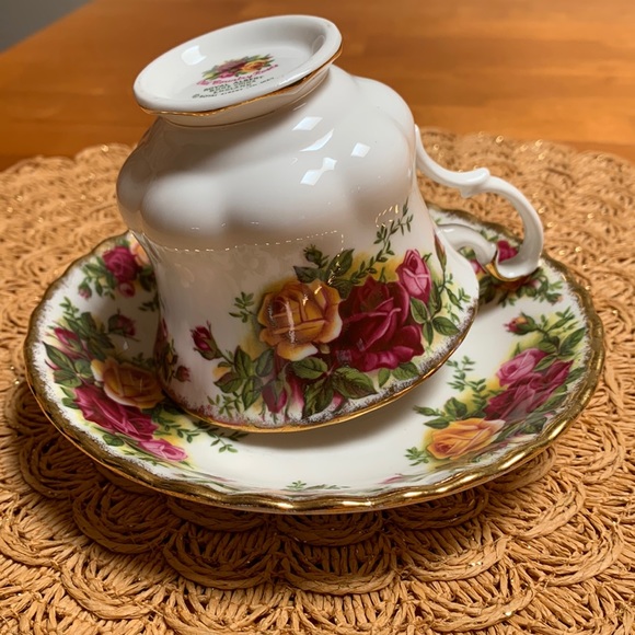 Old Country Roses Royal Albert LTD 1962 Bone China-Made in England  Tea C/Sauce - Picture 3 of 6